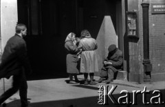 Lata 60., Warszawa, Polska.
Brama domu.
Fot. Marek Zürn, zbiory Fundacji Ośrodka KARTA