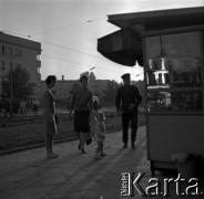 Lata 60., Warszawa, Polska.
Przechodnie koło kiosku Ruchu na placu Komuny Paryskiej (obecnie Wilsona).
Fot. Marek Zürn, zbiory Fundacji Ośrodka KARTA