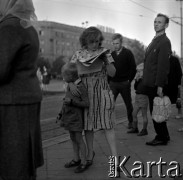Lata 60., Warszawa, Polska.
Pasażerowie na przystanku tramwajowym na placu Komuny Paryskiej (obecnie Wilsona), w głębi kino Wisła.
Fot. Marek Zürn, zbiory Fundacji Ośrodka KARTA