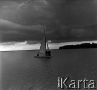 Lata 60., Zalew Zegrzyński, Polska.
Żaglówka na Zalewie Zegrzyńskim.
Fot. Marek Zürn, zbiory Fundacji Ośrodka KARTA