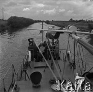 Lata 60., Warszawa (okolice), Polska.
Rejs po Kanale Żerańskim kutrem patrolowym KP-1 „Batory”.
Fot. Marek Zürn, zbiory Fundacji Ośrodka KARTA
