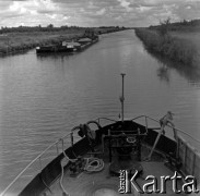 Lata 60., Warszawa (okolice), Polska.
Barka na Kanale Żerańskim i dziób kutra patrolowego KP-1 „Batory