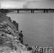 Lata 60., Warszawa, Polska.
Chłopiec wędkujący nad Wisłą, w głębi Most Gdański.
Fot. Marek Zürn, zbiory Fundacji Ośrodka KARTA