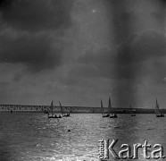 Lata 60., Płock, Polska.
Żaglówki na Wiśle, w głębi most (obecnie Most im. Legionów Marszałka Józefa Piłsudskiego).
Fot. Marek Zürn, zbiory Fundacji Ośrodka KARTA