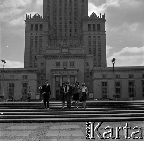 Lata 60., Warszawa, Polska.
Młodzi ludzie na placu Defilad, w tle Pałac Kultury i Nauki.
Fot. Marek Zürn, zbiory Fundacji Ośrodka KARTA