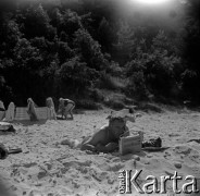 Lata 60., miejsce nieznane, Polska.
Plażowanie nad Bałtykiem.
Fot. Marek Zürn, zbiory Fundacji Ośrodka KARTA