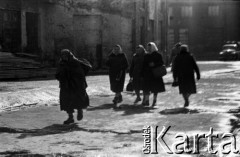 Lata 60., Warszawa, Polska.
Kobiety idą ulicą.
Fot. Marek Zürn, zbiory Fundacji Ośrodka KARTA