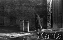 Lata 60., Warszawa, Polska.
Scenka uliczna.
Fot. Marek Zürn, zbiory Fundacji Ośrodka KARTA