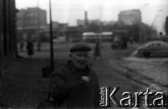 Lata 60., Warszawa, Polska.
Mężczyzna z szybą.
Fot. Marek Zürn, zbiory Fundacji Ośrodka KARTA