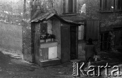 Lata 60., Warszawa, Polska.
Kapliczka podwórkowa.
Fot. Marek Zürn, zbiory Fundacji Ośrodka KARTA
