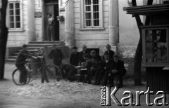 Lata 60., Warszawa, Polska.
Grupa chłopców pod budynkiem, z prawej kiosk Ruchu.
Fot. Marek Zürn, zbiory Fundacji Ośrodka KARTA