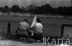 Lata 60., Warszawa, Polska.
Nad Wisłą, n/z para ludzi obserwuje żaglówkę.
Fot. Marek Zürn, zbiory Fundacji Ośrodka KARTA