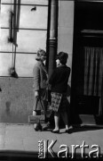 Lata 60., Warszawa, Polska.
Kobiety na ulicy Nowy Świat.
Fot. Marek Zürn, zbiory Fundacji Ośrodka KARTA