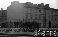 Lata 60., Warszawa, Polska.
Gołębie na Placu Zamkowym.
Fot. Marek Zürn, zbiory Fundacji Ośrodka KARTA