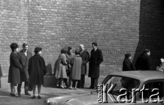 Lata 60., Warszawa, Polska.
Grupa ludzi na ulicy.
Fot. Marek Zürn, zbiory Fundacji Ośrodka KARTA