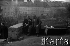 Lata 60., Warszawa, Polska.
Dwaj mężczyźni na ławce przy Barbakanie na Starym Mieście.
Fot. Marek Zürn, zbiory Fundacji Ośrodka KARTA