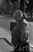 Lata 60., Warszawa, Polska.
Kobieta na przystanku.
Fot. Marek Zürn, zbiory Fundacji Ośrodka KARTA