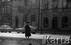 Lata 60., Warszawa, Polska.
Starsza kobieta na ulicy Krakowskie Przedmieście.
Fot. Marek Zürn, zbiory Fundacji Ośrodka KARTA