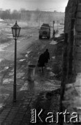 Lata 60., Warszawa, Polska.
Ulica.
Fot. Marek Zürn, zbiory Fundacji Ośrodka KARTA