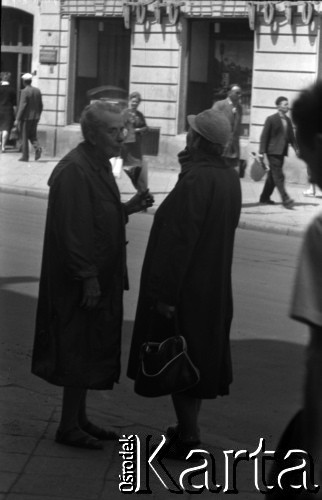 Lata 60., Warszawa, Polska.
Starsze kobiety podczas rozmowy na ulicy Nowy Świat.
Fot. Marek Zürn, zbiory Fundacji Ośrodka KARTA