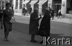 Lata 60., Warszawa, Polska.
Starsze kobiety podczas rozmowy na ulicy Nowy Świat.
Fot. Marek Zürn, zbiory Fundacji Ośrodka KARTA