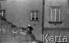 Lata 60., Warszawa, Polska.
Dziewczynka na murach Starego Miasta, ulica Podwale.
Fot. Marek Zürn, zbiory Fundacji Ośrodka KARTA