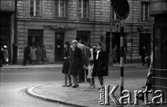 Lata 60., Warszawa, Polska.
Przechodnie na ulicy Nowy Świat.
Fot. Marek Zürn, zbiory Fundacji Ośrodka KARTA