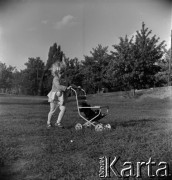 Lata 60., Warszawa, Polska.
Dziewczynka z wózkiem i misiem.
Fot. Marek Zürn, zbiory Fundacji Ośrodka KARTA