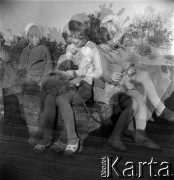 Lata 60., Warszawa, Polska.
Dzieci z psem. Dwukrotnie naświetlona klatka negatywu.
Fot. Marek Zürn, zbiory Fundacji Ośrodka KARTA