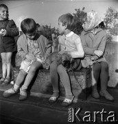 Lata 60., Warszawa, Polska.
Dzieci z psem.
Fot. Marek Zürn, zbiory Fundacji Ośrodka KARTA