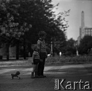 Lata 60., Warszawa, Polska.
Bracia w parku na placu Defilad, w głębi obelisk.
Fot. Marek Zürn, zbiory Fundacji Ośrodka KARTA