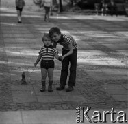Lata 60., Warszawa, Polska.
Bracia w parku na placu Defilad.
Fot. Marek Zürn, zbiory Fundacji Ośrodka KARTA