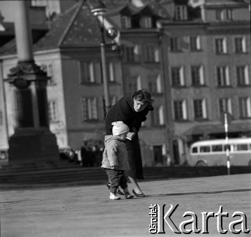 Lata 60., Warszawa, Polska.
Dziewczynka z mamą na placu Zamkowym.
Fot. Marek Zürn, zbiory Fundacji Ośrodka KARTA