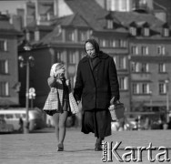 Lata 60., Warszawa, Polska.
Dziewczynka z babcią na placu Zamkowym.
Fot. Marek Zürn, zbiory Fundacji Ośrodka KARTA