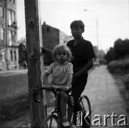 Lata 60., Warszawa, Polska.
Bródno, chłopiec i dziewczynka na rowerze.
Fot. Marek Zürn, zbiory Fundacji Ośrodka KARTA