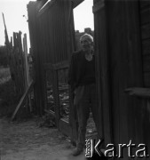 Lata 60., Warszawa, Polska.
Mężczyzna przy zrujnowanym domu.
Fot. Marek Zürn, zbiory Fundacji Ośrodka KARTA