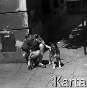 Lata 60., Warszawa, Polska.
Dziewczynka i pies.
Fot. Marek Zürn, zbiory Fundacji Ośrodka KARTA