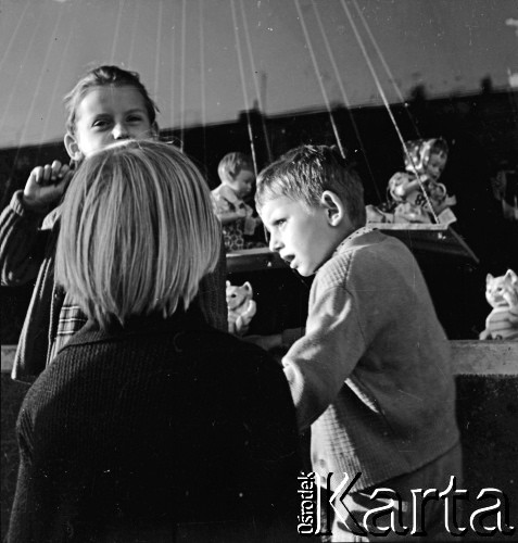 Lata 60., Warszawa, Polska.
Dzieci przy witrynie sklepu z zabawkami, plac Komuny Paryskiej (obecnie Wilsona).
Fot. Marek Zürn, zbiory Fundacji Ośrodka KARTA