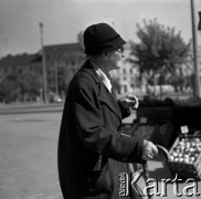 Lata 60., Warszawa, Polska.
Przechodnie na placu Komuny Paryskiej (obecnie Plac Wilsona) na Żoliborzu.
Fot. Marek Zürn, zbiory Fundacji Ośrodka KARTA