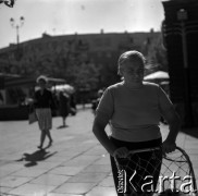 Lata 60., Warszawa, Polska.
Przechodnie na placu Komuny Paryskiej (obecnie Plac Wilsona) na Żoliborzu.
Fot. Marek Zürn, zbiory Fundacji Ośrodka KARTA