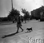 Lata 60., Warszawa, Polska.
Przechodnie na placu Komuny Paryskiej (obecnie Plac Wilsona) na Żoliborzu.
Fot. Marek Zürn, zbiory Fundacji Ośrodka KARTA