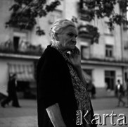 Lata 60., Warszawa, Polska.
Kobieta na placu Komuny Paryskiej (obecnie Plac Wilsona) na Żoliborzu.
Fot. Marek Zürn, zbiory Fundacji Ośrodka KARTA