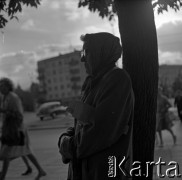 Lata 60., Warszawa, Polska.
Kobieta na placu Komuny Paryskiej (obecnie Plac Wilsona) na Żoliborzu.
Fot. Marek Zürn, zbiory Fundacji Ośrodka KARTA