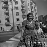 Lata 60., Warszawa, Polska.
Przechodnie na placu Komuny Paryskiej (obecnie Plac Wilsona) na Żoliborzu.
Fot. Marek Zürn, zbiory Fundacji Ośrodka KARTA