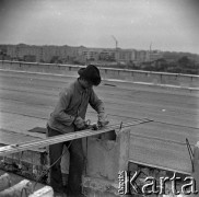 Lata 60., Warszawa, Polska.
Budowa osiedla mieszkaniowego, n/z murarze przy pracy.
Fot. Marek Zürn, zbiory Fundacji Ośrodka KARTA