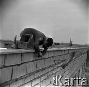Lata 60., Warszawa, Polska.
Budowa osiedla mieszkaniowego, n/z murarze przy pracy.
Fot. Marek Zürn, zbiory Fundacji Ośrodka KARTA