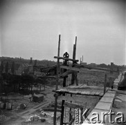 Lata 60., Warszawa, Polska.
Budowa osiedla mieszkaniowego, n/z murarze przy pracy.
Fot. Marek Zürn, zbiory Fundacji Ośrodka KARTA