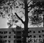 Lata 60., Warszawa, Polska.
Budowa osiedla mieszkaniowego.
Fot. Marek Zürn, zbiory Fundacji Ośrodka KARTA