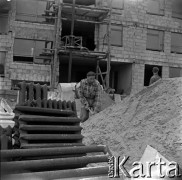 Lata 60., Warszawa, Polska.
Budowa osiedla mieszkaniowego, n/z kaloryfery.
Fot. Marek Zürn, zbiory Fundacji Ośrodka KARTA