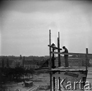 Lata 60., Warszawa, Polska.
Budowa osiedla mieszkaniowego, n/z murarze przy pracy.
Fot. Marek Zürn, zbiory Fundacji Ośrodka KARTA